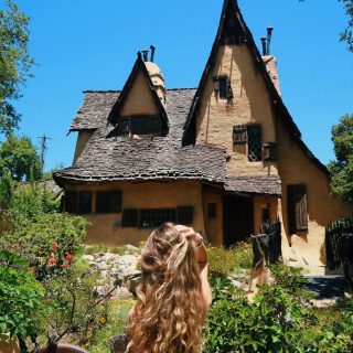 did you know this was a real house!?🤯
it’s FREE to visit, but is privately-owned so you aren’t able to tour the inside of the house (although I think there may be a video online somewhere…)
highly recommend adding this to your LA bucket list!✍🏼
let me know what movie / tv show filming locations you want to see next!
#losangeles #filminglocation #clueless #filminglocations #cluelessmovie #behindthescenes #witcheshouse #hanselandgretel #spadenahouse #beverlyhillshomes #hiddengem #bucketlisttravel